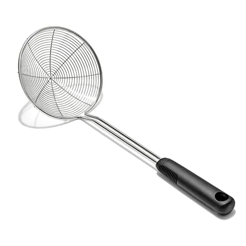 OXO GG Scoop and Strain Skimmer - Euro Tag, Metall - Schaum- & Abseihlöffel mit tiefem Korb für effizientes Abseihen, ideal zum Schöpfen und Sieben von Lebensmitteln, mit rutschfestem Griff für besten Komfort.