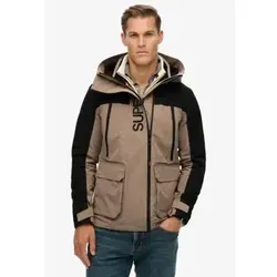 Superdry M5012104A Windbreaker Jacke für Herren in Braun - Die Ultimate Emb Windbreaker-Jacke vereint Stil und Funktionalität. Aus recyceltem Polyester gefertigt, bietet sie eine bequeme Passform und zahlreiche Taschen für persönlichen Komfort. Ideal für jede Gelegenheit.