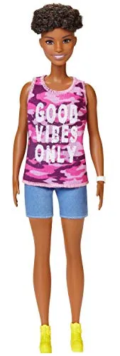 Barbie GHP98 Fashionistas Puppe im pinken Camouflage Tanktop