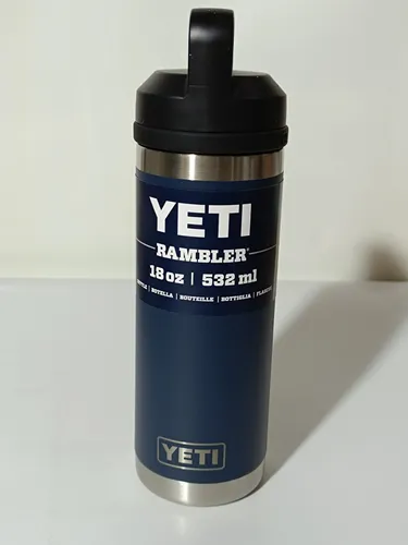 YETI Rambler Bottle Chug Trinkflasche Navy 532ml - Thermobehälter mit 532ml Volumen, aus robustem Edelstahl für maximale Isolierung und Langlebigkeit, ideal für unterwegs.