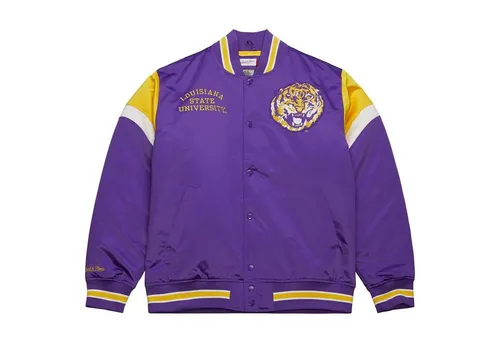 M&N Heavyweight Satin Jacke Louisiana State University - M - Lila - Stylische Mitchell & Ness Satin Jacke im Tailored Fit. Hochwertige, gestickte Logos und ein gefüttertes Innenleben sorgen für Komfort und einen sportlichen Look. Perfekt für jeden Anlass! Obermaterial: 100% Polyester.