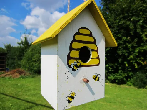 Vogelhaus ,Nistkasten, Vogelhäuschen ` Bienchen´ in rot von Hüwüknü