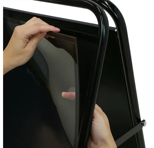 Showdown Displays A1 Schutzfolien Set mit Magnetstreifen für A-Board Elegant Steel - Schutzfolien-Set für A-Board Elegant Steel, bestehend aus 2 A1 Folien mit integriertem Magnetstreifen. Ideal für schnellen Plakatwechsel und optimalen Schutz vor Staub und Schmutz. Perfekt für Innen- und Außenbereiche.