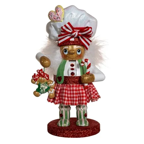 Kurt Adler Hollywood Nussknacker Gingerbread Baker Girl, 25,4 cm - Weihnachtliche Nussknackerfiguren: Dieser 25,4 cm hohe Nussknacker begeistert mit festlicher Lebkuchenbäcker-Kleidung und funkelnden Details, die Urlaubsfreude und charmante Dekoration in Ihr Zuhause bringen.