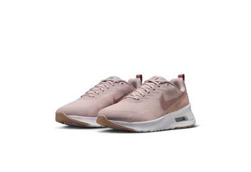 NIKE SPORTSWEAR W AIR MAX NUAXIS Sneaker, Gr. 43 - Sportliche Sneaker in BARELY ROSE/PARTICLE PINK für einen lässigen Look. Das schmutzunempfindliche Obermaterial aus Synthetik lässt sich leicht reinigen und sorgt für Komfort im Alltag.