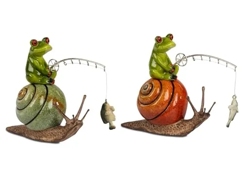 formano 2er Set Frosch Angler auf Schnecke mit Fisch – Humorvolle Dekofigur für Gartenfreunde - Handbemalte Polyresin-Figuren aus der Froschhausen-Kollektion. Mit fröhlichen Details und stabiler Verarbeitung sind sie perfekte Deko-Highlights für jeden Raum. Ideal als Geschenk für Angler und Tierliebhaber!