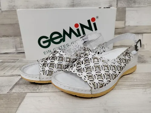 Gemini Sandaletten in Weiß mit Keilabsatz, Gr. 40 - Modische Gemini Sandaletten aus Leder in strahlendem Weiß, mit flexiblem Keilabsatz (4 cm) und Cut-out-Details für einen stilvollen Look. Perfekt für vielseitige Anlässe und angenehmen Tragekomfort.