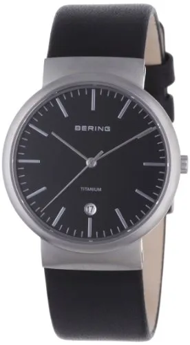 BERING Unisex Analog Quarz Titanium Collection Armbanduhr - Elegante Armbanduhr aus der TITANIUM COLLECTION, ultraleicht mit kratzfestem Saphirglas und hochwertigem Kalbslederarmband. Wasserdicht bis 30 Meter – ideal für stilbewusste Herren.