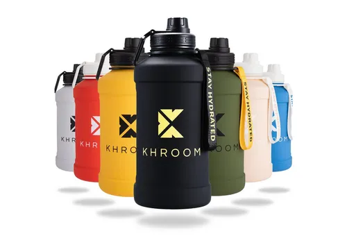 Khroom Edelstahl Trinkflasche 2,2L – Auslaufsicher und BPA-frei - Trinkflaschen – Die Khroom Edelstahl Trinkflasche V2 ist bruchsicher, kohlensäuregeeignet und besitzt ein griffiges Design für sicheren Halt.