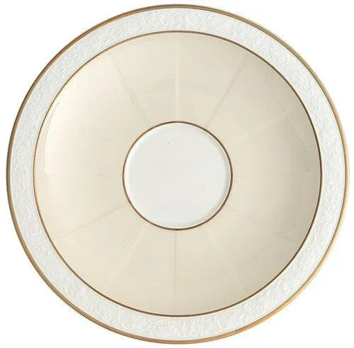 Villeroy & Boch Ivoire Frühstücks- / Suppenuntertasse - Thermobehälter aus hochwertigem Bone China, ideal für festliche Anlässe mit edlem Golddekor und zeitloser Reliefprägung.