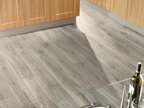 KRONO Laminat Atlantic Silverdale Oak 8 mm - Hochwertiges Laminat mit Klick-Verbindung für einfache Verlegung. Ideal für eine stilvolle Raumgestaltung. Maße: 128 x 19,5 cm, 2,26 m² pro Paket.