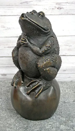 Bronzeskulpturen Frosch auf Kugel - Wasserspeier - Skulpturen: Einzigartige Bronzefigur eines Frosches auf einer Kugel, witterungsbeständig und ideal für Garten oder Wohnzimmer. Verleiht jedem Raum eine besondere Atmosphäre.