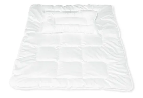 Pinolino Bettdecke mit Flachkissen 'Allergo' - Bettdecken für Babys: Pflegeleicht, waschbar bei 90 Grad und hypoallergen. Optimaler Schlafkomfort mit hochwertiger Füllung für eine angenehme Temperaturregulation.