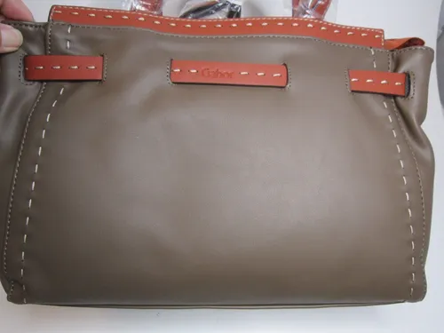 GABOR Handtasche nougat braun mit roten Kontrasten - Damentaschen: Elegante Henkeltasche und Schultertasche aus hochwertigem Kunstleder, ideal für stilbewusste Frauen.