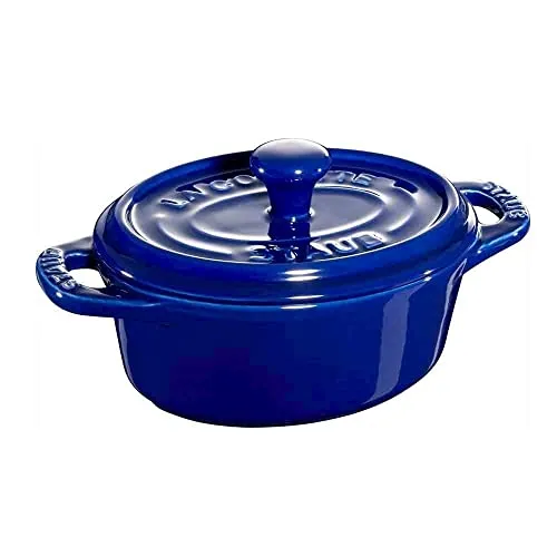 Staub Keramik Mini Cocotte oval dunkelblau 11 cm - Auflaufform mit edlem Design, ideal für Ragouts und Soufflés. Hitzebeständig bis 300°C, geeignet für Mikrowelle und Backofen – perfekt für das portionsweise Zubereiten und Servieren.
