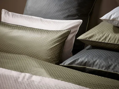 Curt Bauer Kissenhülle Arezzo olive 40x80 cm - Elegante Kissenhülle aus hochwertigem Mako-Brokat-Damast, bügelleicht und waschbar bei 60°C. Ideal für stilvolle Dekoration in jedem Raum.
