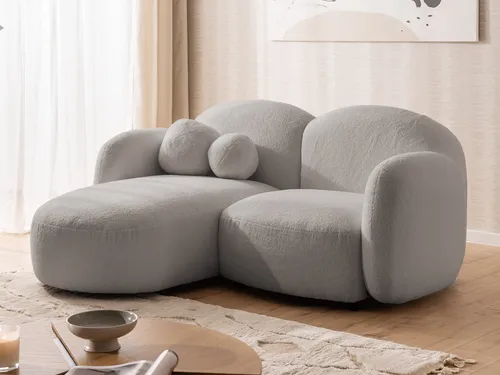S-Style Ecksofa Nuvola aus Bouclé-Stoff – Modernes Design mit hohem Sitzkomfort - Genießen Sie stilvollen Komfort mit dem Ecksofa Nuvola. Hergestellt aus hochwertigem Bouclé-Stoff und FSC®-zertifiziertem Holz, bietet es Platz für bis zu drei Personen und kommt mit zwei dekorativen Kissen.
