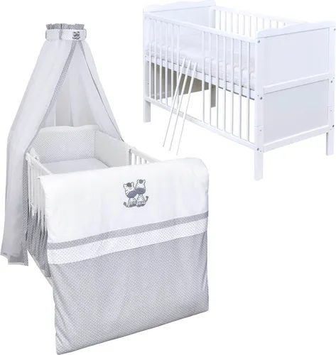 Baby-Delux Babybett Komplettbett Jack 140x70 Weiß Kiefernholz inkl. 10-tlg Set. Matratze, Bettwäsche Set, Beißschienen & Stickerei- Zebra