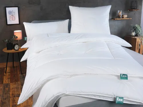 fan Kunstfaserbettdecke First Class 135x200 cm - Bettdecken, 4-Jahreszeiten-Bettdecke mit 100% Baumwollbezug, ideal für Allergiker und bietet optimalen Schlafkomfort in jeder Jahreszeit.