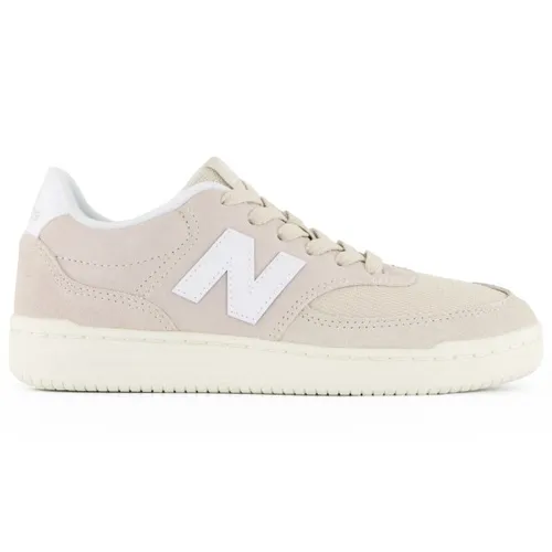 New Balance Kid's BB80 Sneaker Timberwolf US 6,5 | EU 39 - Stylische Leder-Sneaker mit atmungsaktivem Obermaterial in Timberwolf-Farbe. Ideal für den Alltag und bequem für aktive Kinder. Entdecke weitere Modelle von New Balance bei Bergfreunde.de!