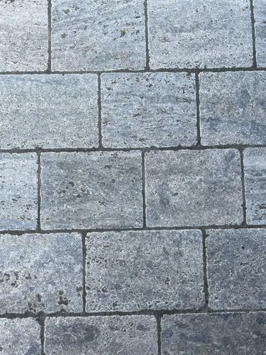 Pflasterplatten aus Muschelkalk - 1qm, antik getrommelt - Naturstein Pflasterplatten für Fußwege und Terrassen, rutschhemmende Oberfläche und individuelle Optik durch einzigartige Natursteine.