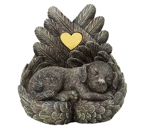 MystiCalls Tierfigur Hunde Urne Hund schläft in Engelsflügel Tierurne Hundeurne (1 St), Fassungsvolumen ca. 1,65 Liter (Hunde bis ca. 28 kg)