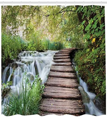 ABAKUHAUS Natur Duschvorhang, Stream im grünen Dschungel von Abakuhaus
