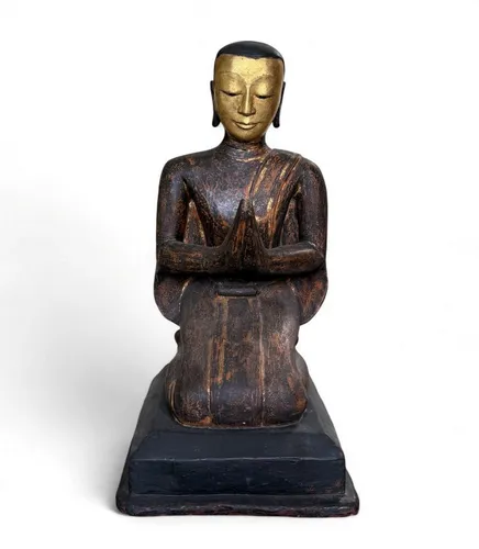 Asien LifeStyle Buddhafigur Burmesischer Mönch Anjali Mudra 88 cm - Elegante Buddhafigur aus Lackkunst – 88 cm groß. Diese Mönchsfigur zeigt eine beeindruckende Anjali-Mudra-Haltung und ist ein stilvolles Dekorationsstück für spirituelle Räume.