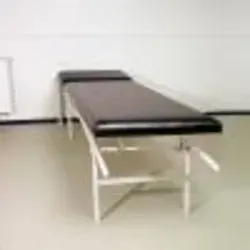 Wandklapp-Untersuchungsliege - Verstellbar und Platzsparend - Sonstige Elektroinstallationsartikel, ideal für kleine Räume, senkrecht klappbar mit verstellbarem Kopf- und Fußteil für optimalen Patientenkomfort.