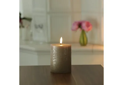 UYUNI Lighting LED-Kerze PIA - Premium Stumpenkerze in Rustik-Optik - LED-Kerze PIA, Höhe 10cm, aus echtem Paraffinwachs mit realistischer 3D Flamme. Genießen Sie bis zu 1000 Stunden warmweißes Licht und einen praktischen Timer für gemütliche Abende.