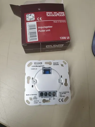 JUNG 1208 UI Metallisch - Sanitärinstallation mit hochwertigem Design. Der JUNG 1208 UI vereint Funktionalität und Stil mit einer eleganten, metallischen Oberfläche.