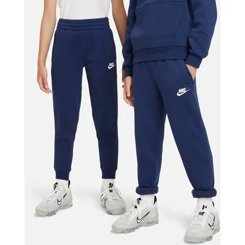 NIKE Kinder Hose K NSW CLUB FLC JGGR LBR - Bequeme Fleece-Jogger für aktive Kids - Modische Hosen mit kuscheligem Fleece, ideal für Sport und Freizeit. Angenehm warm und vielseitig einsetzbar – perfekt für den Court oder die Schule.