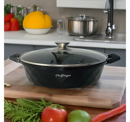 Cheffinger Schmorpfanne Ø28cm - Induktionsgeeignet mit Marmorbeschichtung - Pfanne Ø28cm aus Aluminiumguss mit 3-schichtiger Antihaft-Marmorbeschichtung. Ideal für alle Herdarten, inklusive Induktion. Hygienisch, pflegeleicht und mit abnehmbaren Silikongriffen.