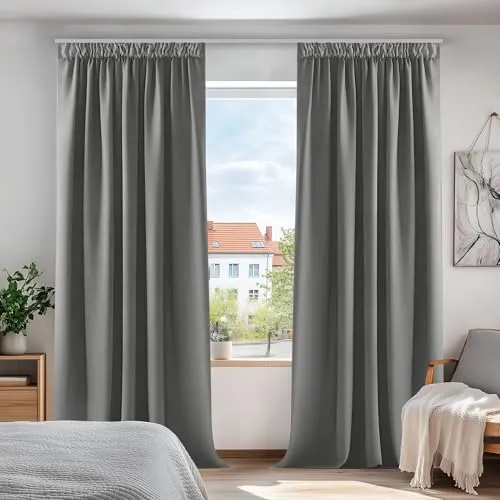 Deconovo Verdunkelungsvorhang mit Kräuselband, 160x132 cm, 2er Set, Hellgrau - Hochwertige Verdunkelungsvorhänge in Hellgrau, ideal für Schlafzimmer und Kinderzimmer. Sie bieten Sichtschutz und reduzieren Geräusche, während sie gleichzeitig stilvoll dekorieren. Pflegeleicht und einfach zu montieren.