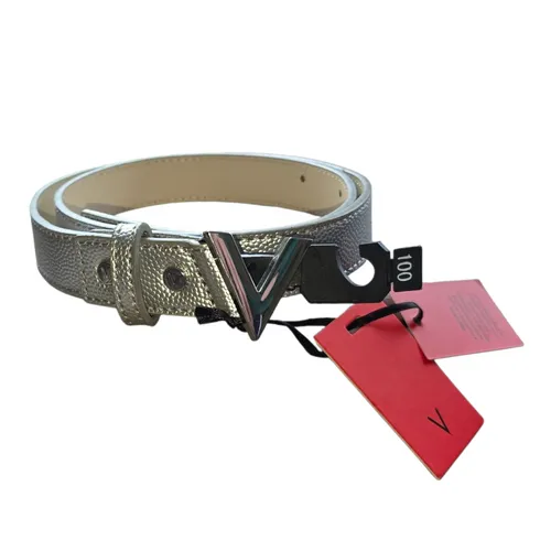 VALENTINO Divina Damen Gürtel 110 cm Schwarz mit Gold V-Logo Schnalle - Gürtel für Damen, 100% Polyurethan, eleganter Schwarz-Gold-Look mit markantem V-Logo, perfekt für stilvolle Akzente in jedem Outfit.