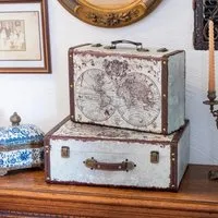 HMF Vintage Koffer Aufbewahrungsbox Set - Praktisches 2er Set handgefertigter Aufbewahrungsboxen im nostalgischen Weltkarten Design. Ideal als Geschenkkoffer oder stilvolle Deko, schützt Ihre Schätze mit einem eleganten Innenraum.