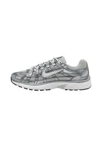Nike Sportswear W P-6000 Sneaker grau 39 EU - Sportliche Sneaker in Grau, ideal für den Alltag. Atmungsaktives Obermaterial und rutschfeste Gummisohle sorgen für hohen Tragekomfort. Bitte eine Größe größer bestellen!