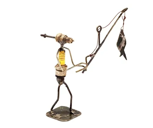 Brillibrum Design Metallmännchen Fischen | Handmade | Variante Angler | Upcycling Zündkerzenfigur | 14x17x5 cm