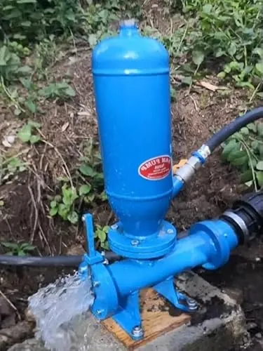 Klassische Hydraulischer Widder Pumpe aus Stahl