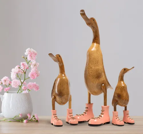 Rikmani Dekofigur Holzfigur Ente Stiefel in pink von Rikmani