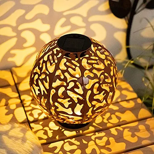 etc-shop LED Gartenleuchte – Solarkugel aus Metall, warmweiß - Kugelförmige Solarlampe aus rotem Metall (Ø 20 cm) für stimmungsvolle Akzente im Garten, auf der Terrasse oder dem Balkon. Mit integriertem Akku für 6-8 Stunden Licht und dekorativen Mustern.