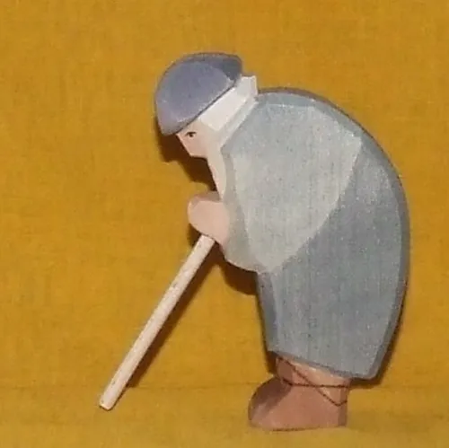 Ostheimer 40504 Hirte gebeugt mit Stab - Handgefertigte Figur aus Deutschland, ideal für kreative Spielwelten und zur Förderung der Fantasie bei Kindern.