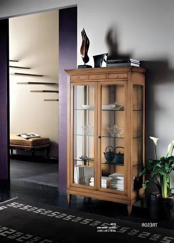 Vitrine Wohnzimmer Braun aus Holz und Glas - Elegante Vitrine für das Wohnzimmer in klassischem Art-déco-Stil. Mit 2 Türen und 3 Glas-Regalböden bietet sie viel Platz für Ihre Lieblingsstücke. Maße: ca. 87 x 39 x 154 cm, freistehend und montagefrei.