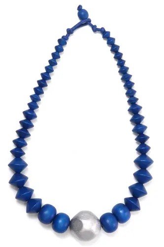 collezione alessandro Kurze Kette Kara mit Holzperlen in blau von collezione alessandro