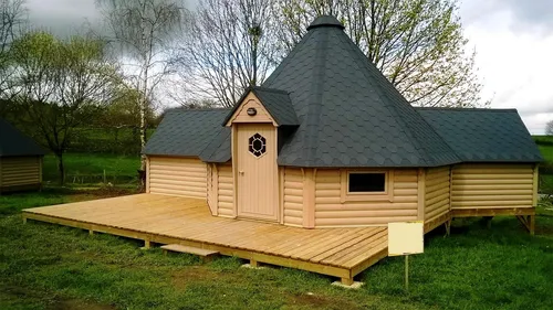 Grill Grillkota Hütte 25m² - Finnisches Grillhaus - Skandinavisches Gartenhaus aus Kiefernholz mit 7,95 m Tiefe und 5,45 m Breite. Abschließbar, isoliert und einfach zu montieren. Ideal für gesellige Grillabende im Freien.