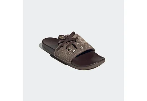 adidas Sportswear ADILETTE COMFORT BADESCHLAPPEN – Bequeme Badesandale für die Wiesn - Die adidas Adilette bietet seit den 70ern erstklassigen Komfort. Mit vorgeformtem Fußbett und hochwertigem Obermaterial aus Leder ist sie ideal für entspannte Tage. Einfach reinschlüpfen und Wohlfühlen!