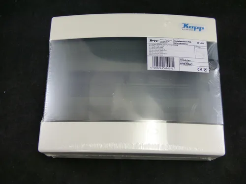 Kopp Aufputz Verteilerkasten 12-polig - Steckdosen- & Schalterteile, 1-reihig mit Tür, IP40 Schutzklasse für sicheren Einsatz in Innenräumen.