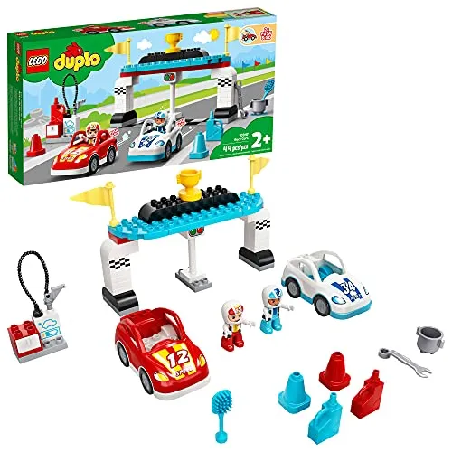 LEGO DUPLO Town Rennwagen 10947 – Kreatives Spielset für Kleinkinder - Das LEGO DUPLO Town Rennwagen Set (10947) bietet fantasievollen Spielspaß mit bunten Autos und Figuren. Ideal für kreative Rollenspiele und zur Förderung von sozialen Fähigkeiten bei Kindern ab 2 Jahren.