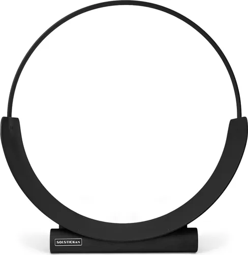 Solstickan Kaminholzständer BLACK | 50x30cm - Schwarz/Silber - Eleganter Kaminholzständer aus Stahl mit Holzfüßen. Praktisch und stilvoll, perfekt zur ordentlichen Aufbewahrung von Brennholz neben dem Kamin. Maße: Ø 50 × 30 cm, ideal für jedes Zuhause.