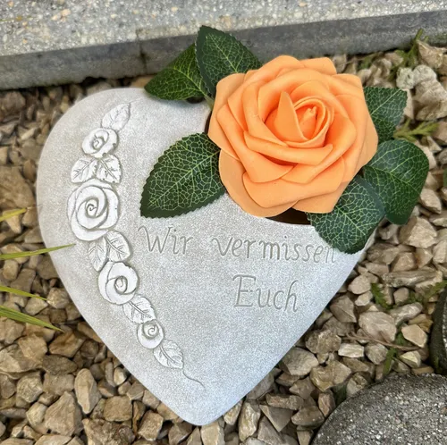 Radami Gartenfigur Grabherz Rosenranke - Wir vermissen Euch - Figuren für den Garten, ein liebevoll gestalteter Grabschmuck mit Rosenranke, der Trost und Erinnerung bietet.